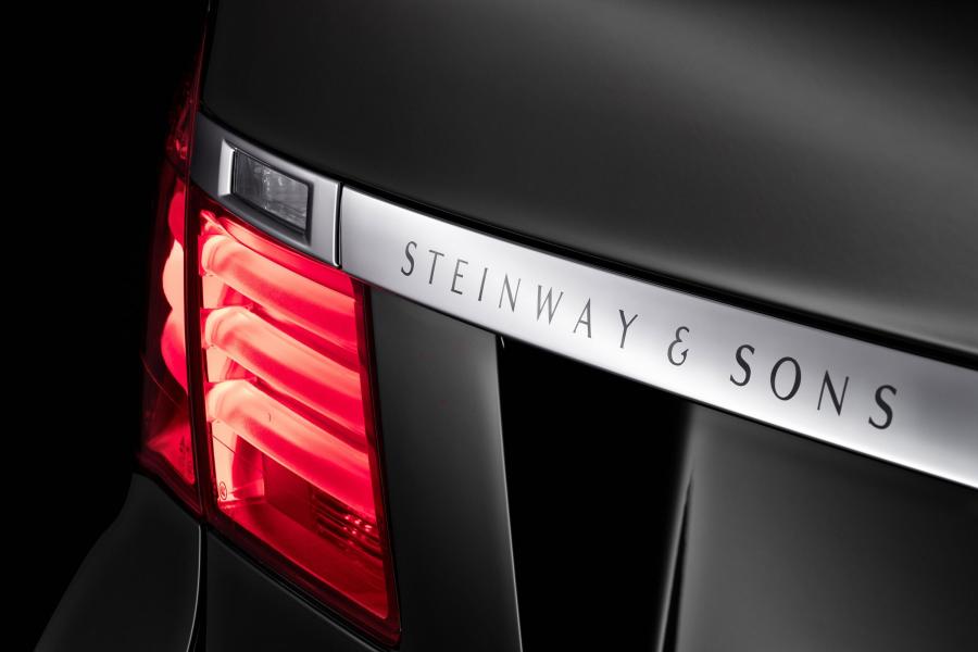  BMW 7-Series Individual 2011 года  (фото 6 из 14)